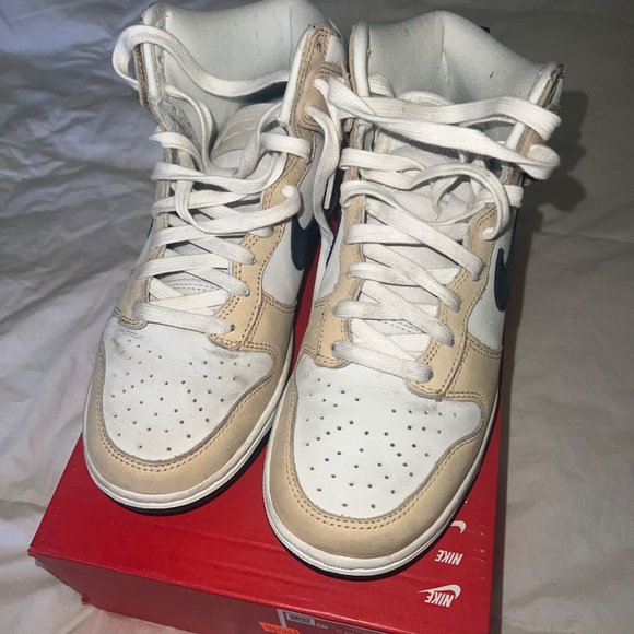 Women’s Nike Dunk High - Picture 2 of 12